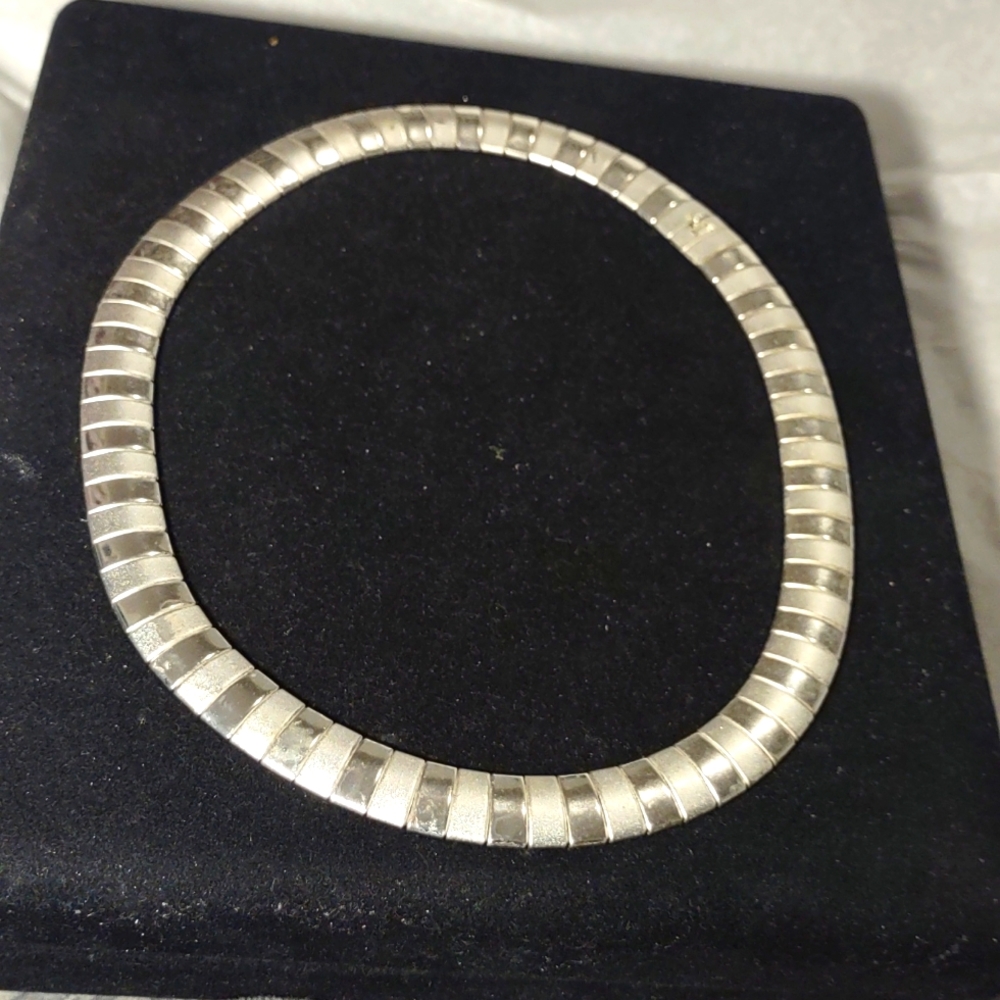 SALE WAS $29 NOW $17 INTERLOCKING SILVER POLISHED & SATIN SMOOTH COLLAR NECKLACE